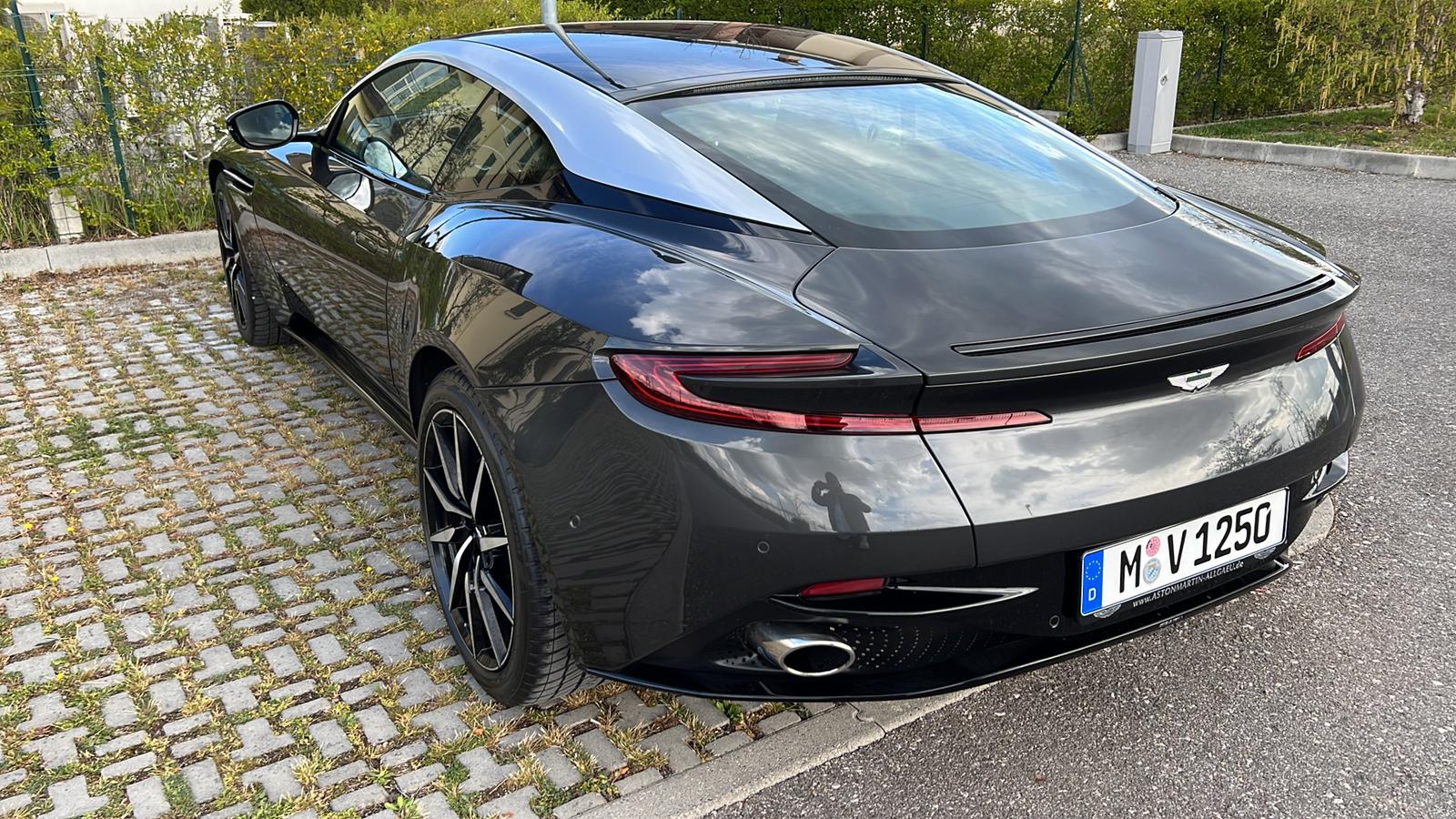 Aston Martin DB11 V12