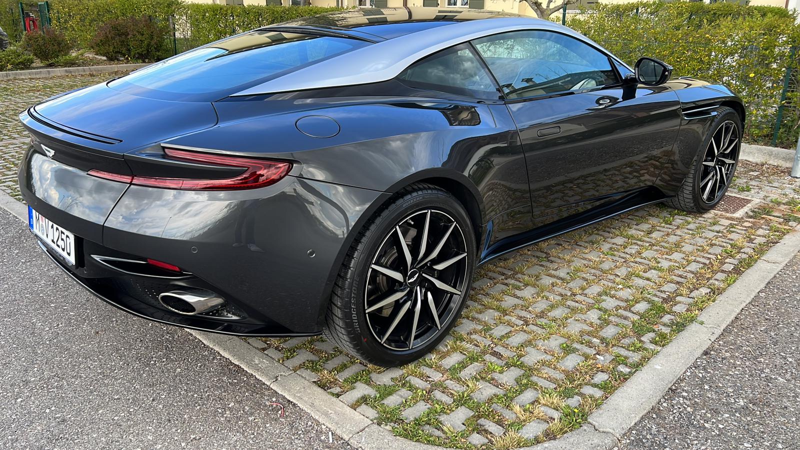 Aston Martin DB11 V12