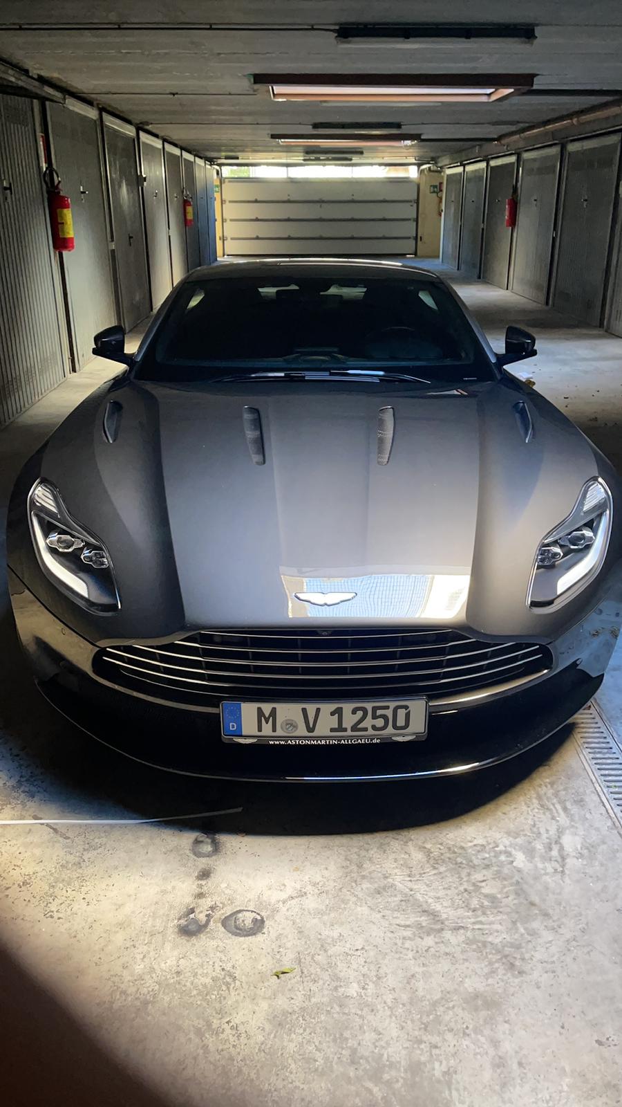 Aston Martin DB11 V12