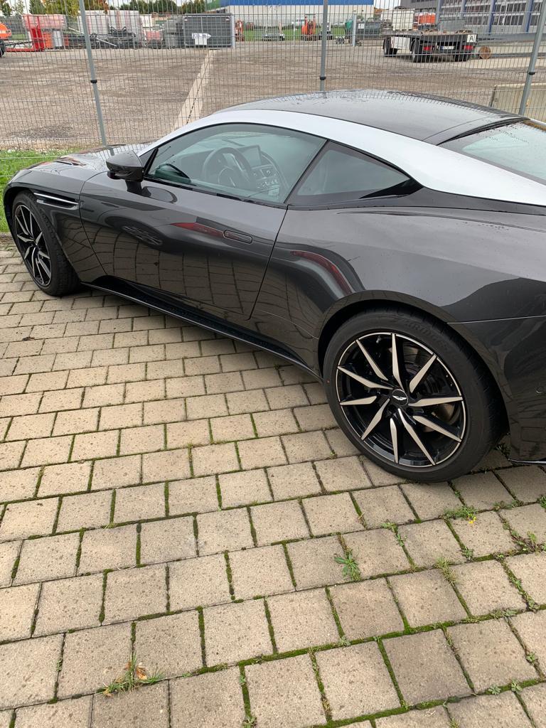 Aston Martin DB11 V12