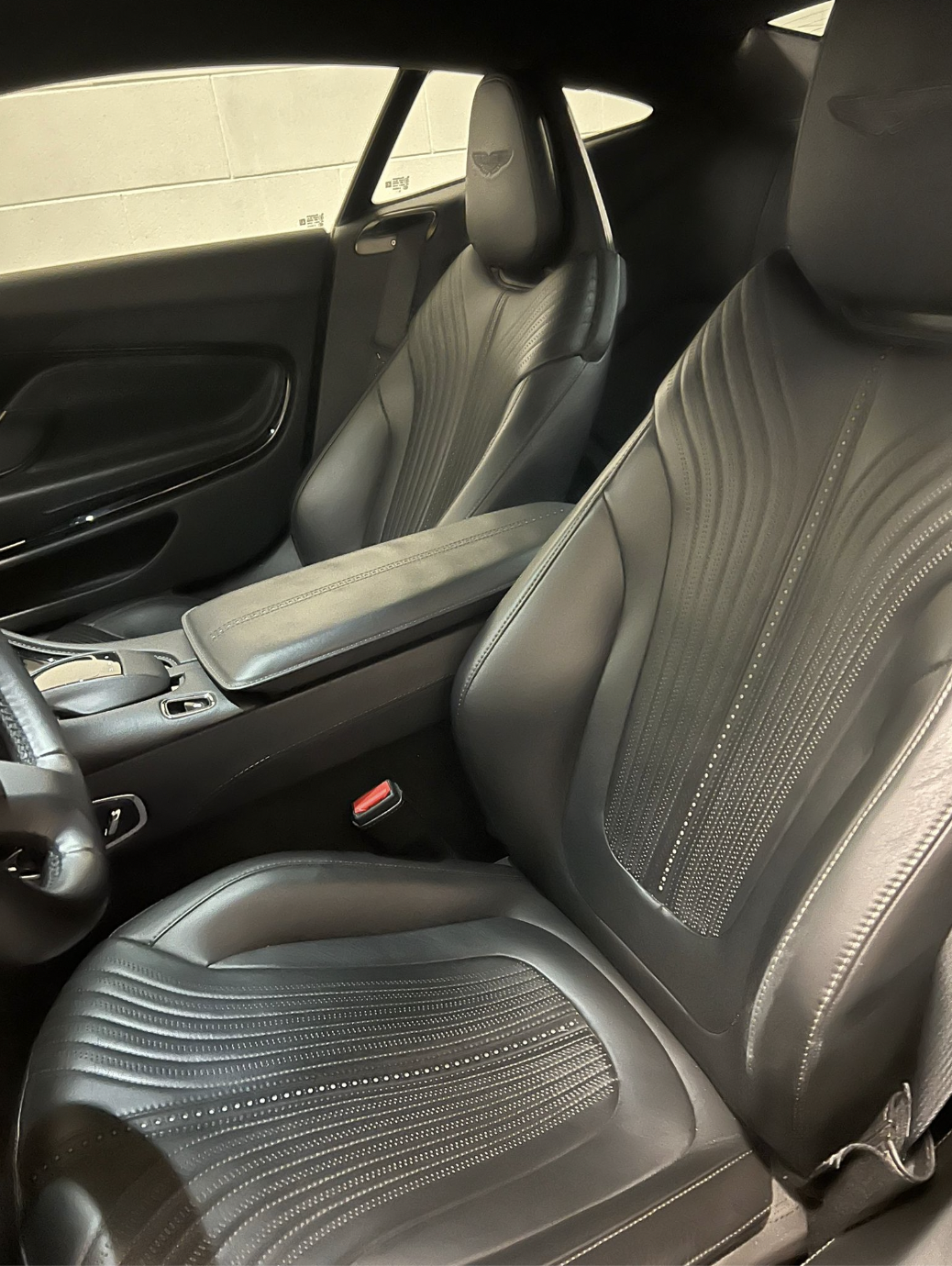 Aston Martin DB11 V12