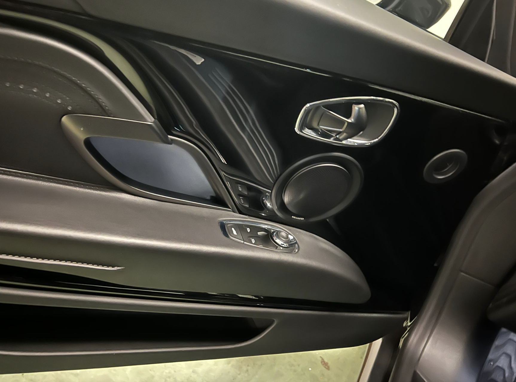 Aston Martin DB11 V12