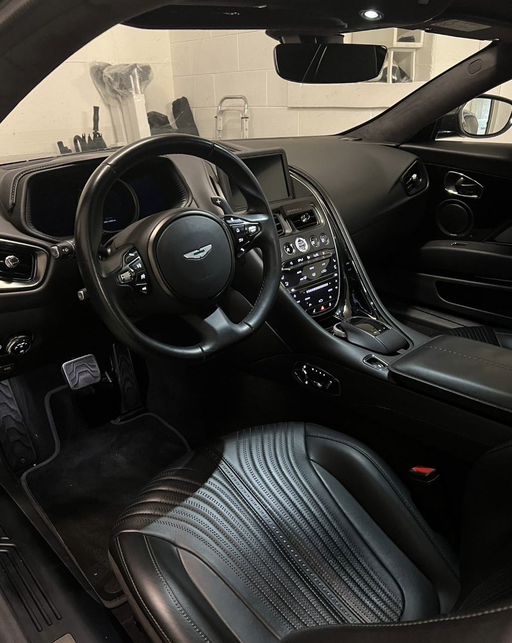 Aston Martin DB11 V12