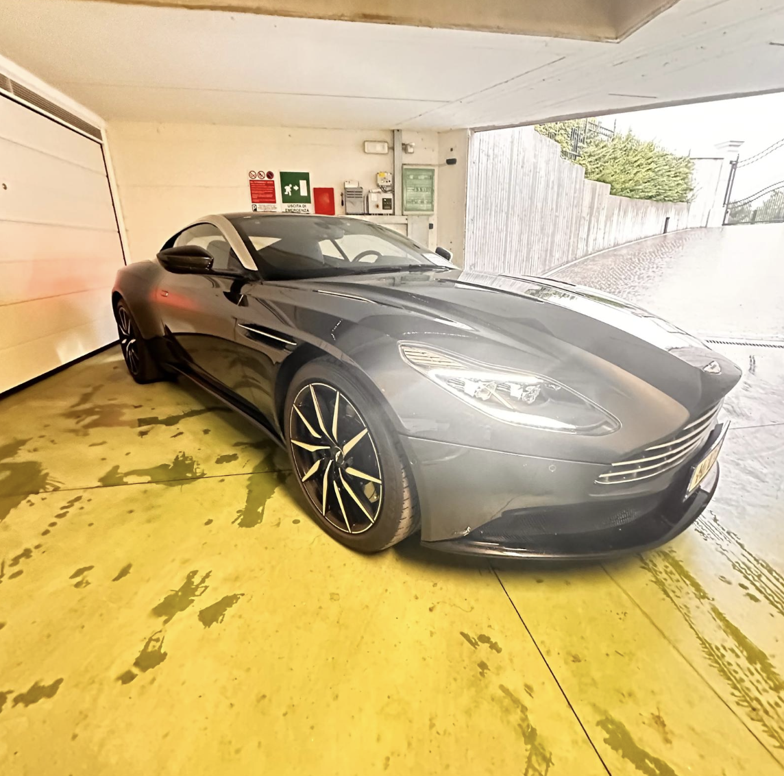 Aston Martin DB11 V12