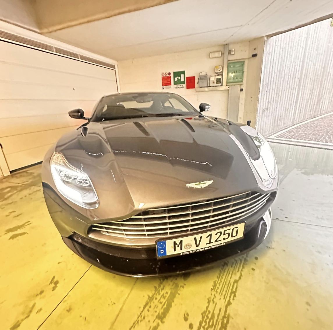 Aston Martin DB11 V12