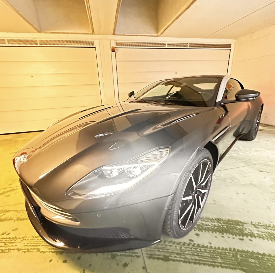 Aston Martin DB11 V12