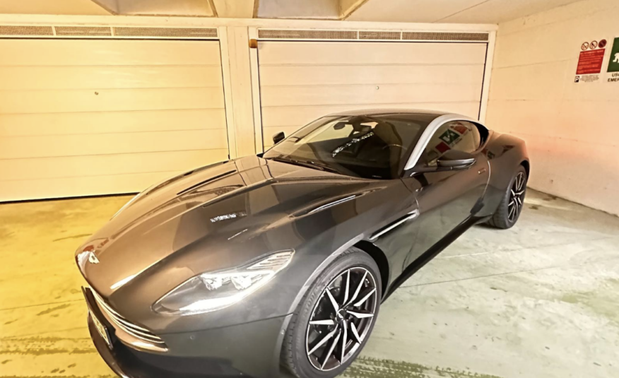 Aston Martin DB11 V12