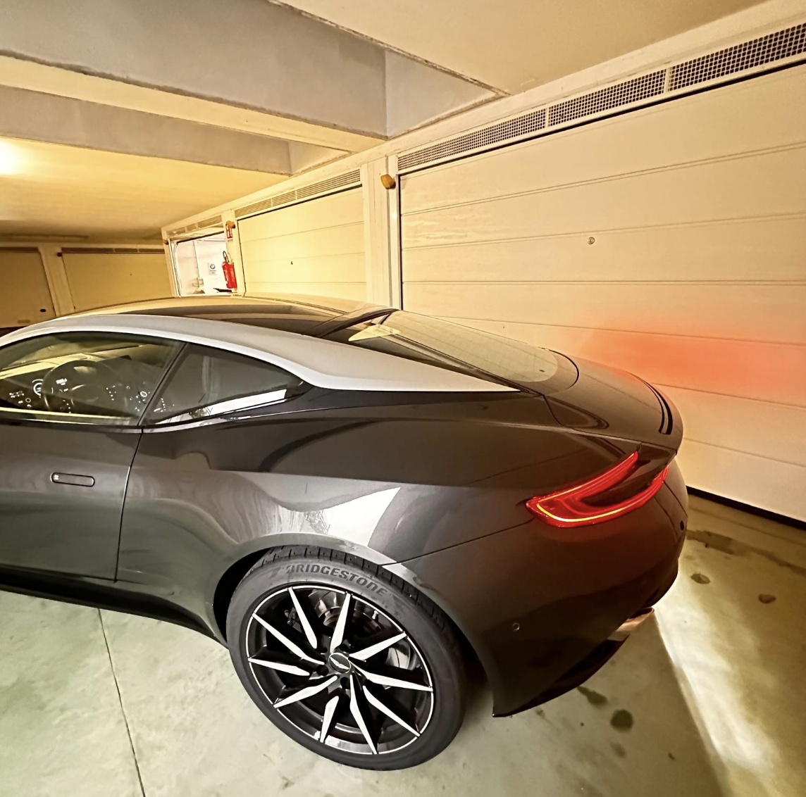 Aston Martin DB11 V12