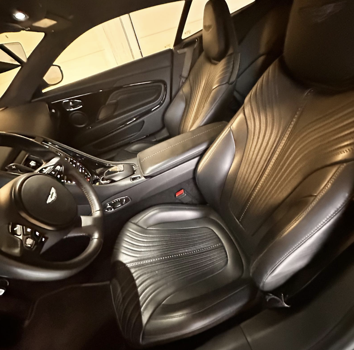 Aston Martin DB11 V12