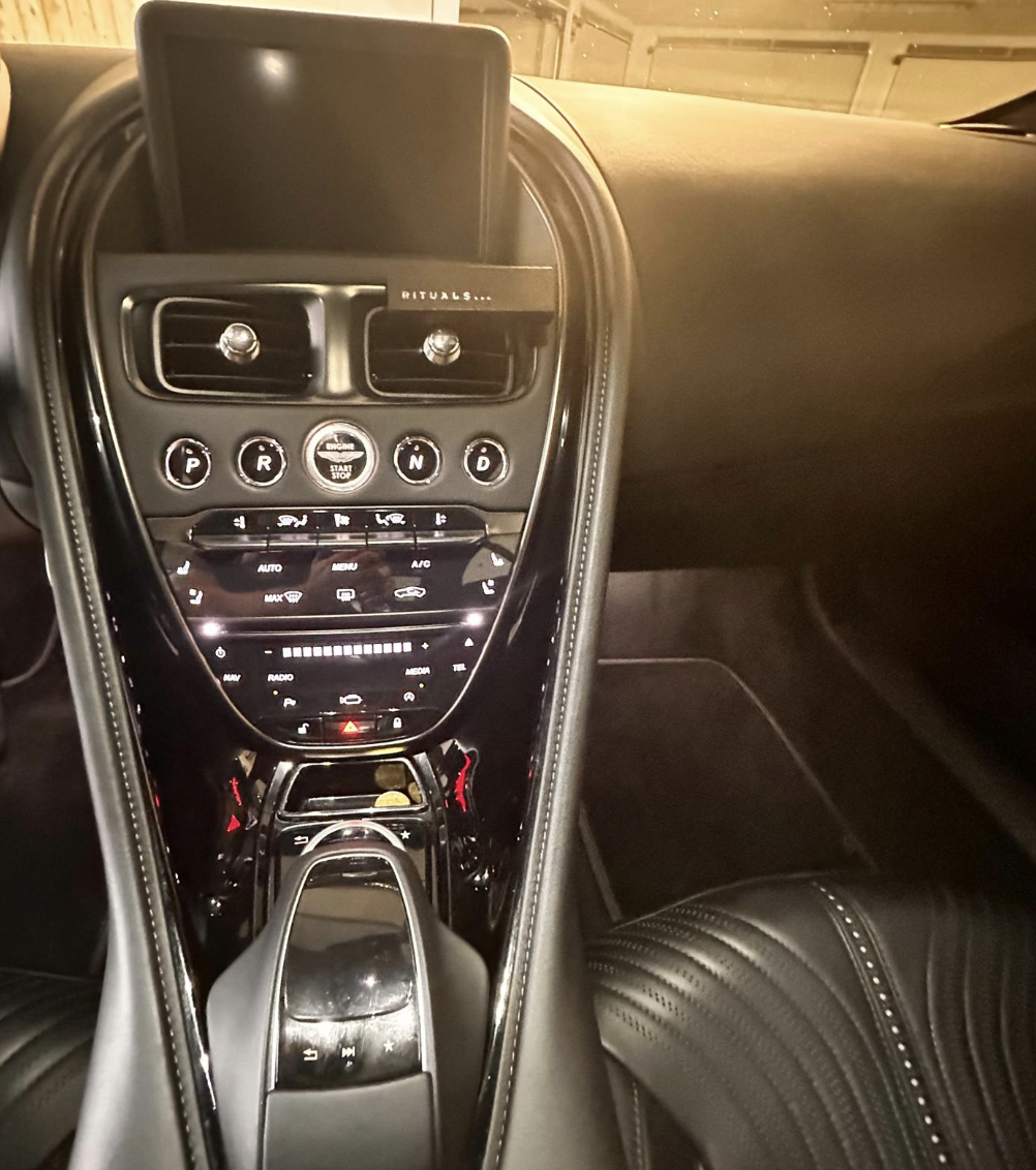 Aston Martin DB11 V12