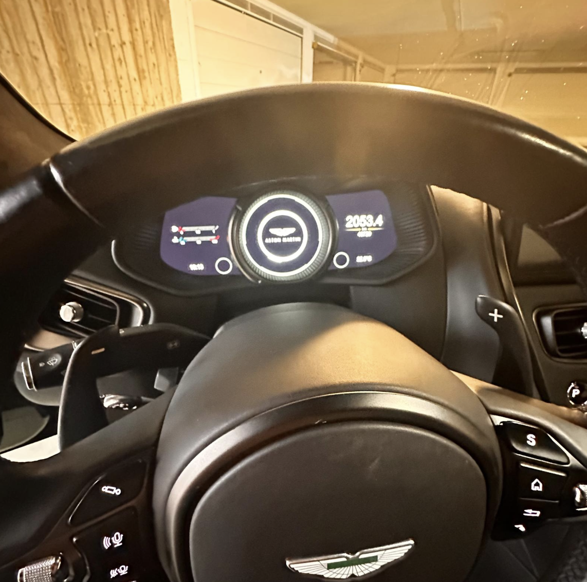 Aston Martin DB11 V12