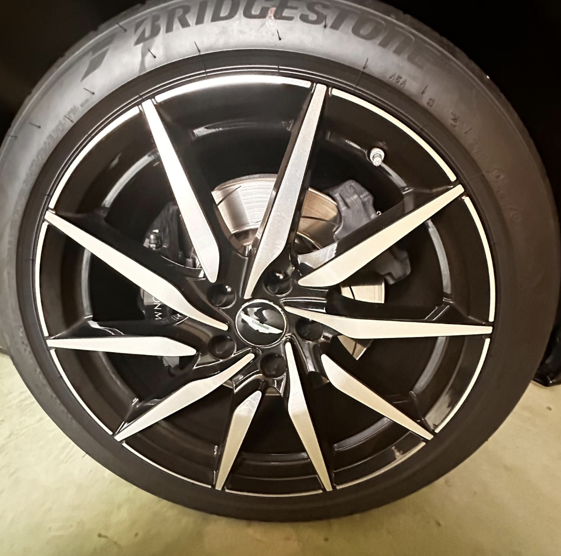 Aston Martin DB11 V12