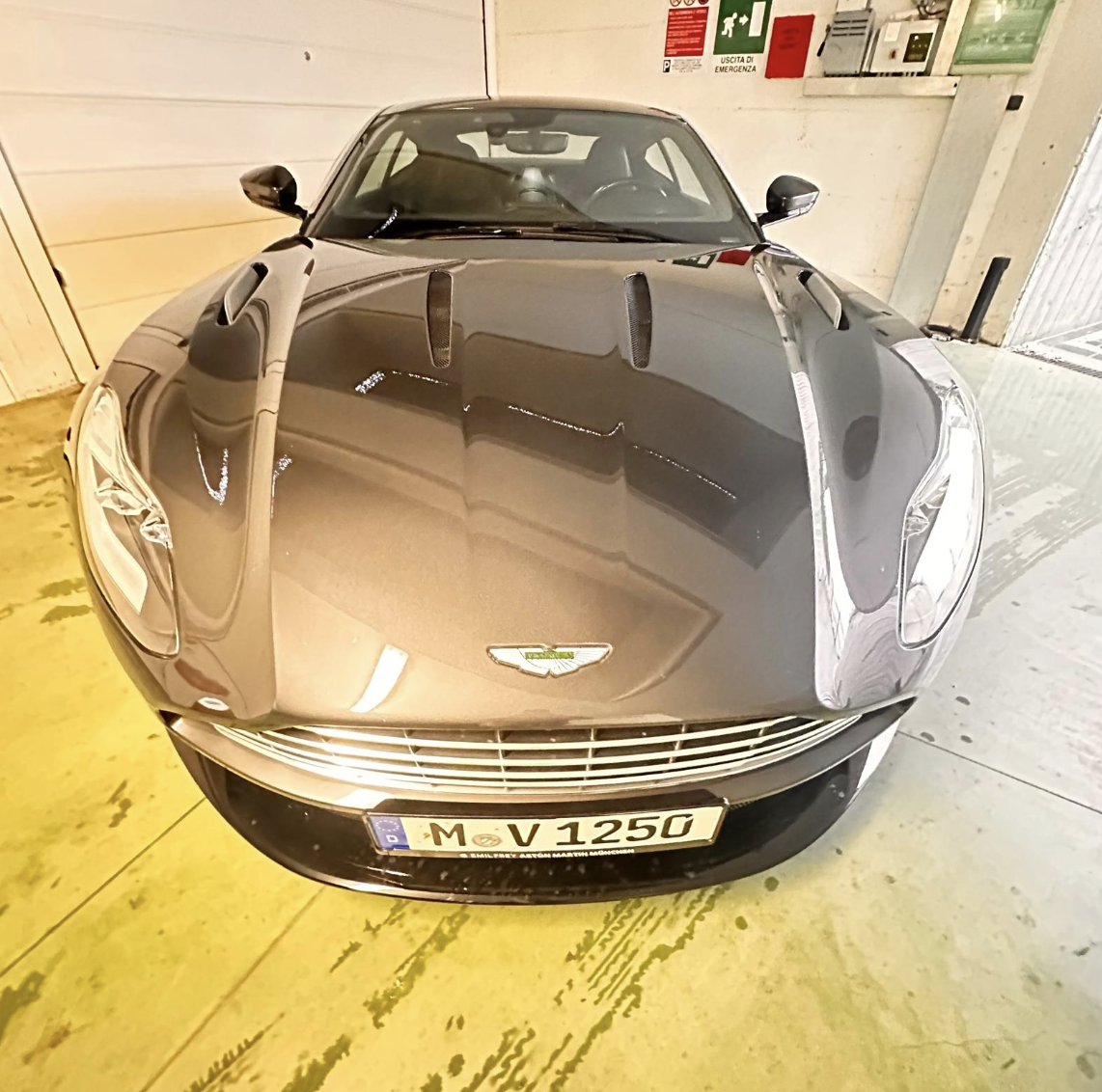 Aston Martin DB11 V12