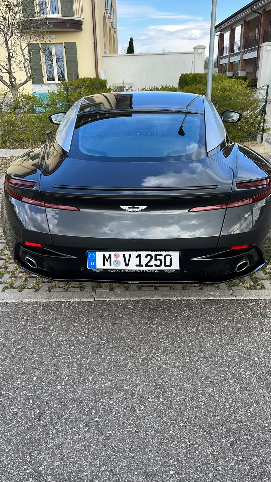 Aston Martin DB11 V12