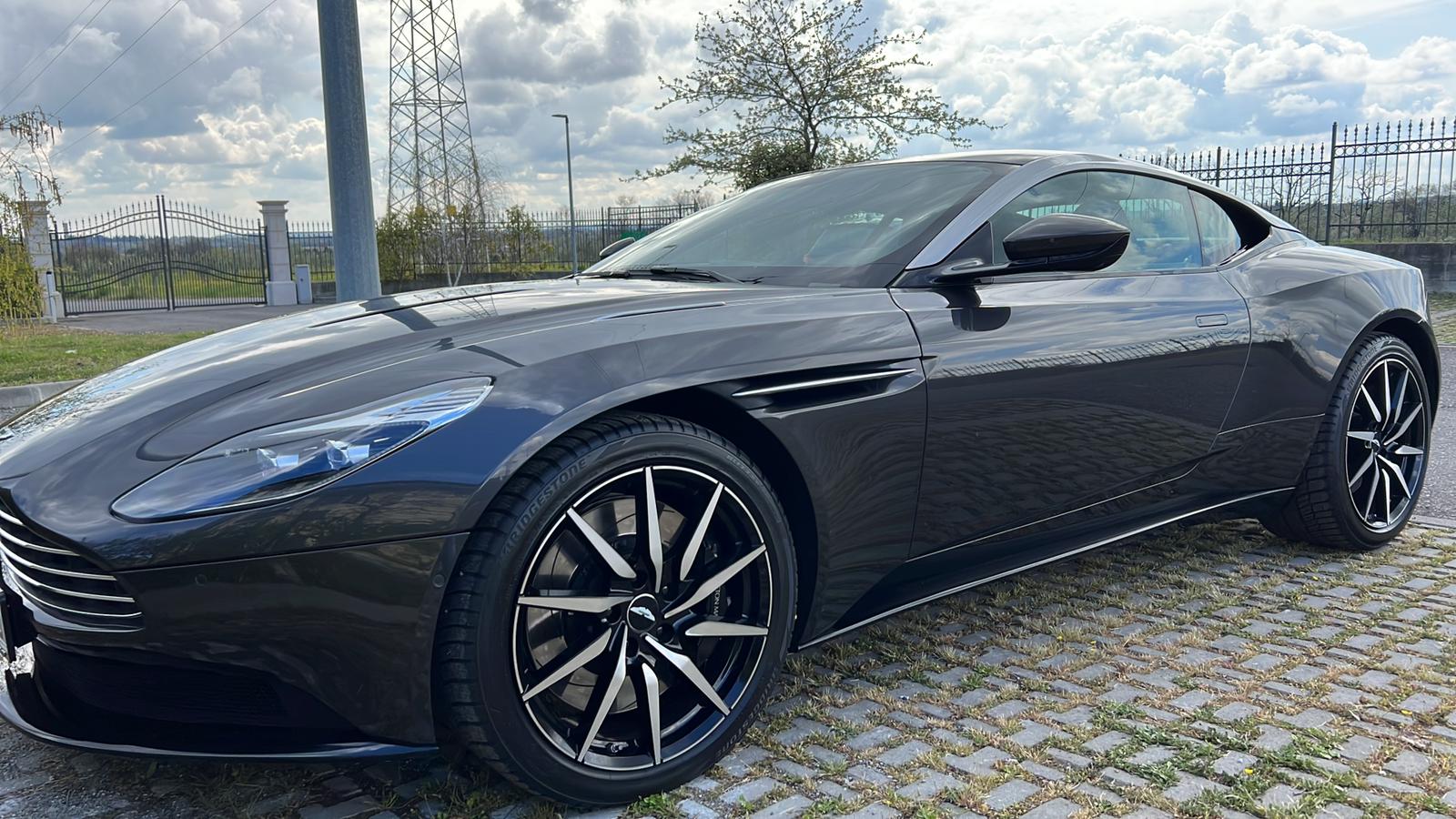 Aston Martin DB11 V12