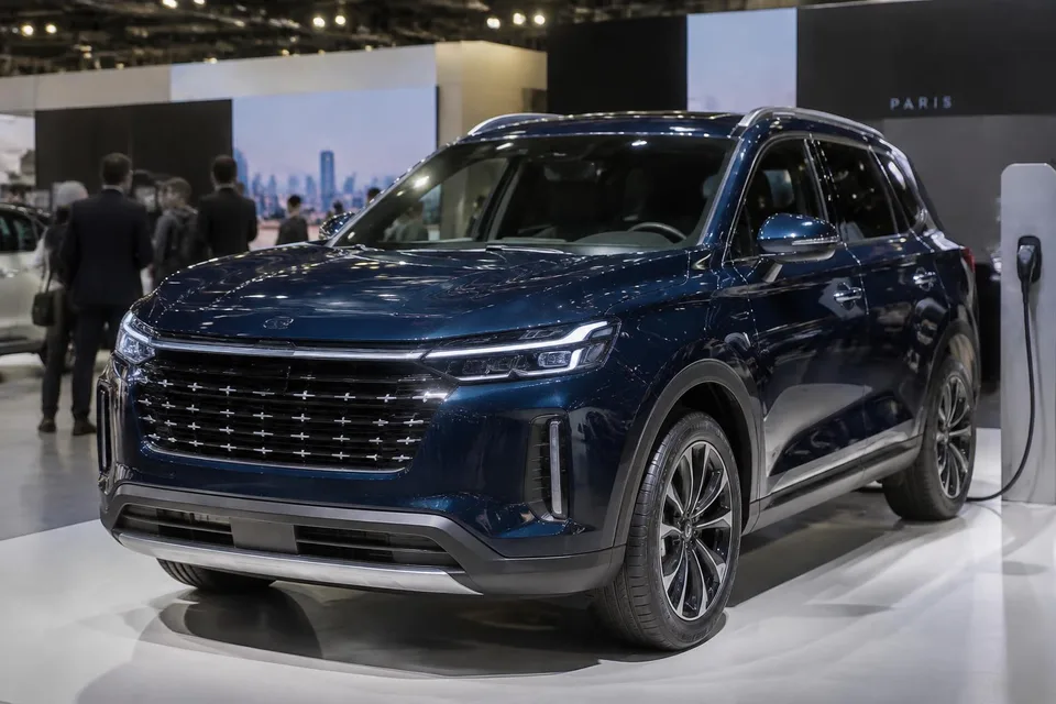 Imagine generată de AI: Dunkelblaues Familien-SUV auf einem beleuchteten Messestand, KI-Bild