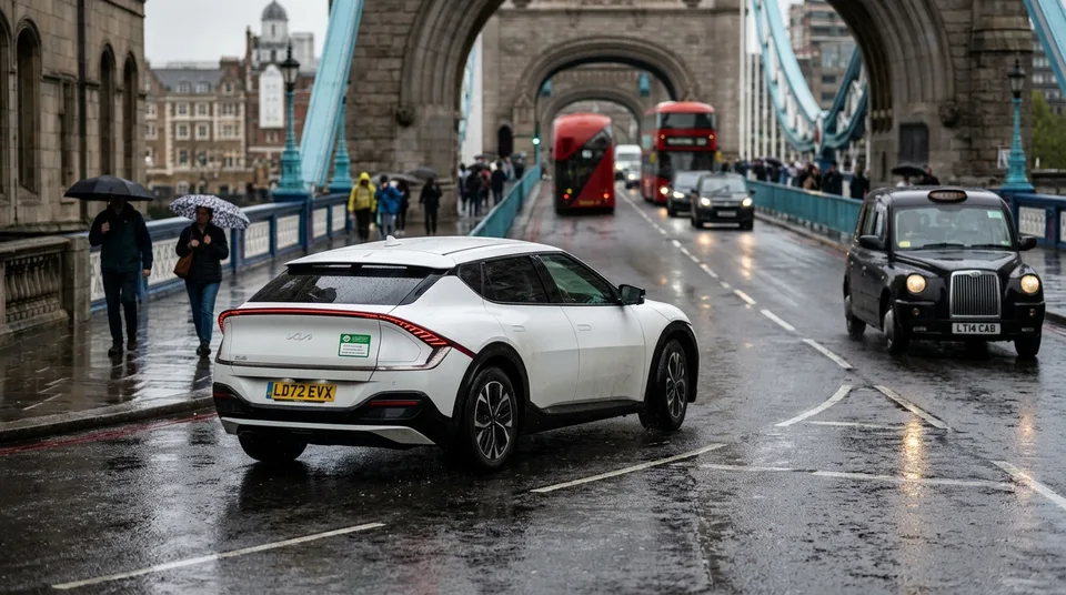 Immagine generata con IA: Neuwagen Großhandel: Weißes E-Sedan mit Fahrdienst-Kleber auf regennasser Londoner Straße vor Tower Bridge — Symbol, KI-Bild